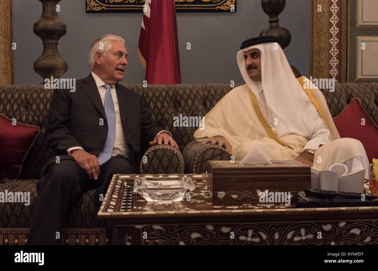 L'11 luglio 2017, il Segretario di Stato degli Stati Uniti Rex Tillerson ha incontrato l'emiro H.H. del Qatar lo sceicco Tamim Bin Hamad al Thani al Sea Palace di Doha. L'incontro si è concentrato sul rafforzamento delle relazioni USA-Qatar e della cooperazione regionale. Foto Stock