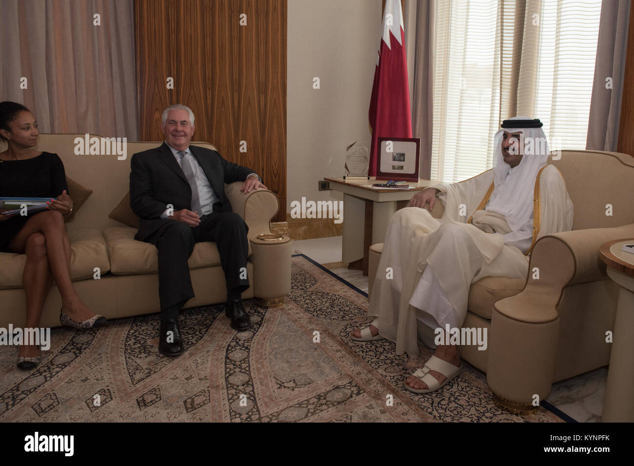 Il Segretario di Stato degli Stati Uniti Rex Tillerson tiene colloqui con l'emiro del Qatar, lo sceicco Tamim Bin Hamad al Thani, al Sea Palace di Doha, Qatar, l'11 luglio 2017. Foto Stock