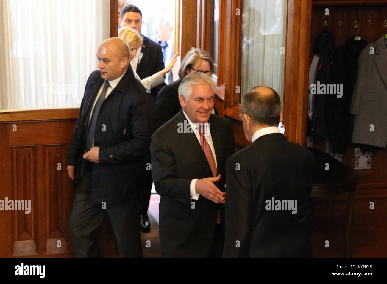 Il ministro degli Esteri russo Sergei Lavrov ha salutato il Segretario di Stato degli Stati Uniti Rex Tillerson al suo arrivo per colloqui diplomatici. L'incontro è stato parte di discussioni in corso tra Stati Uniti e Russia sulle relazioni internazionali e la cooperazione. Foto Stock