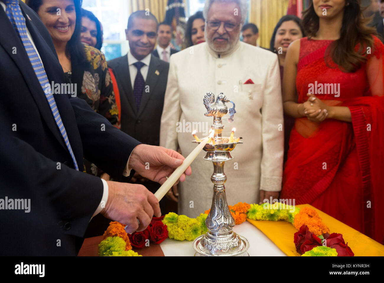 Il presidente Trump partecipa all'illuminazione cerimoniale della Diya, in occasione della celebrazione del Diwali alla Casa Bianca il 17 ottobre 2017. Foto Stock