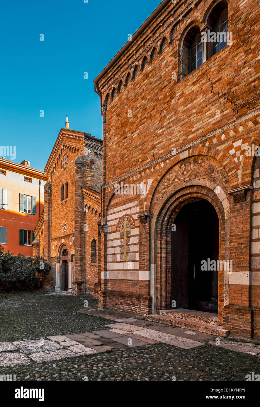 Italia Emilia Romagna Bologna Piazza Santo Stefano complesso di Santo Stefano o 7 Chiese ( sette Chiesa )- in primo piano il Santo Sepolcro e sullo sfondo la chiesa di Santa agricola e di San Vitale Foto Stock