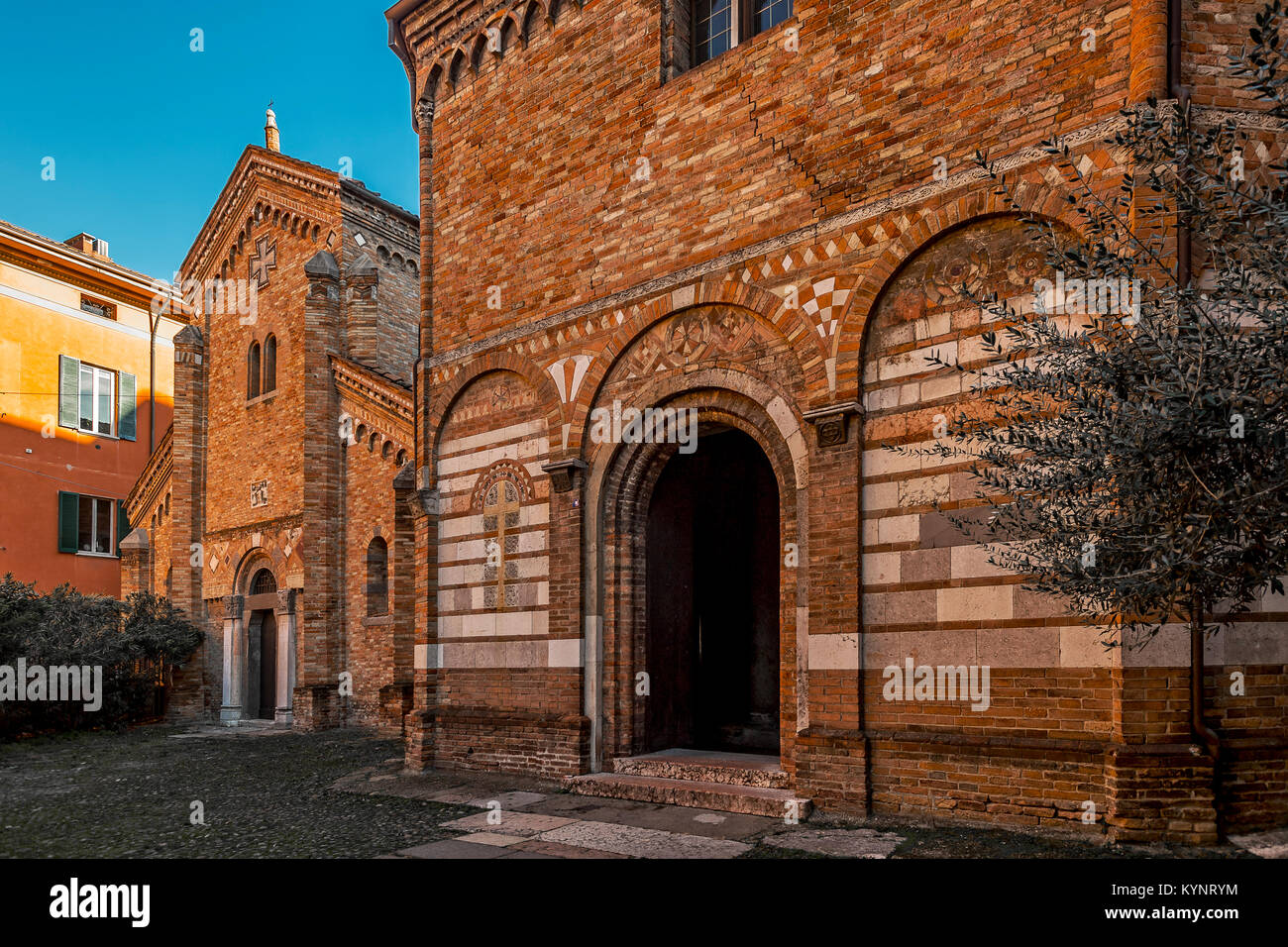 Italia Emilia Romagna Bologna Piazza Santo Stefano complesso di Santo Stefano o 7 Chiese ( sette Chiesa )- in primo piano il Santo Sepolcro e sullo sfondo la chiesa di Santa agricola e di San Vitale Foto Stock