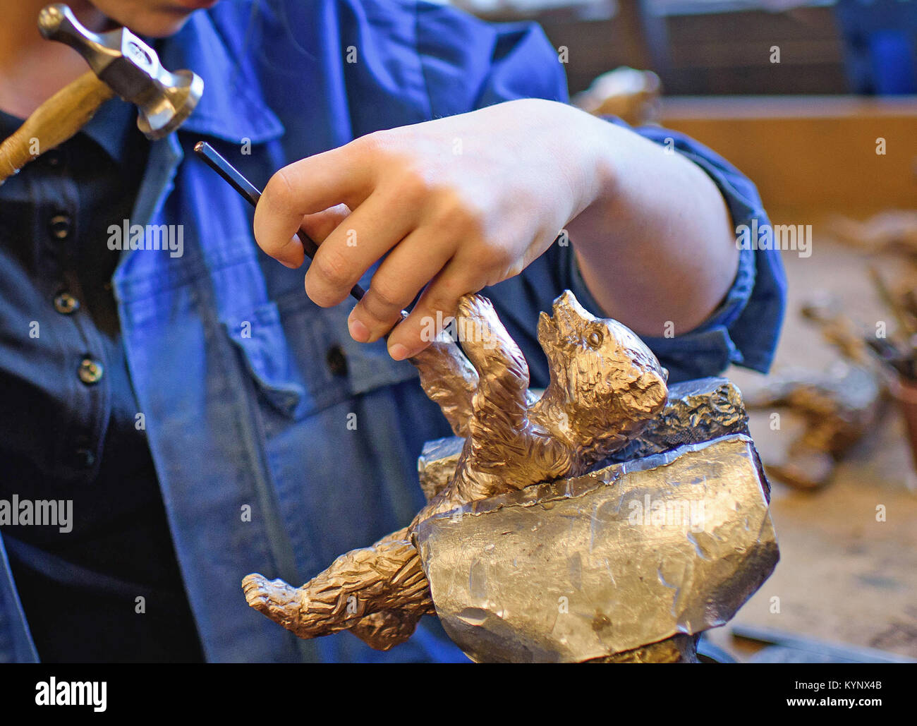 Berlino, Germania. 15 gennaio, 2018. Il chaser, Charlotte Nowacki, lavora su un trofeo Berlinale recare al cast sintetico manufactury "Hermann Noack" di Berlino, Germania, 15 gennaio 2018. (Attenzione i redattori: Ripetizione immagine con raccolto alternativo) Credito: Gregor Fischer/dpa/Alamy Live News Foto Stock