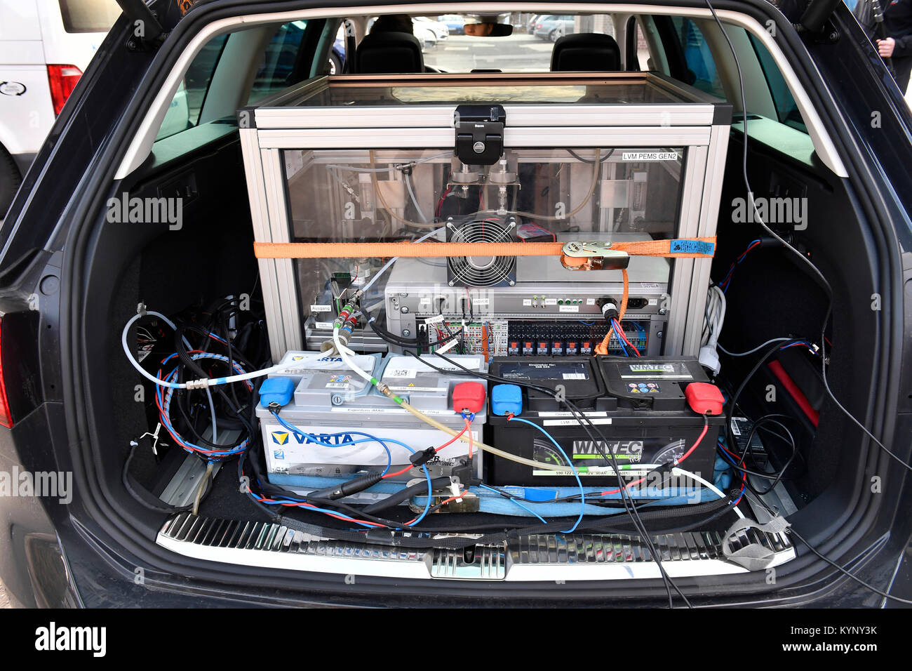 Dispositivi di misurazione e le sonde sono pronto per la misurazione delle sostanze inquinanti in corrispondenza di un condotto di scarico di una vettura con un 150 hp diesel motore, standard di emissione Euro 6, presso il cantiere di Institut fuer Automobiltechnik (lit. Istituto di tecnologia automobilistica) dell'Università tecnica di Dresda, Germania, 15 gennaio 2018. Foto: Matthias Rietschel/dpa-Zentralbild/dpa Foto Stock