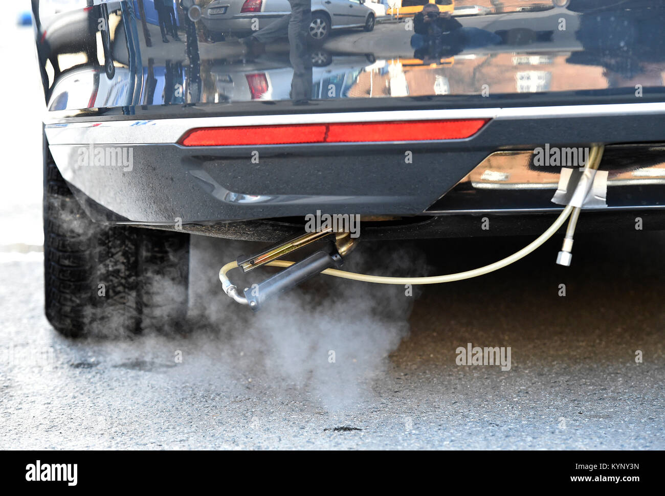 Dispositivi di misurazione e le sonde sono pronto per la misurazione delle sostanze inquinanti in corrispondenza di un condotto di scarico di una vettura con un 150 hp diesel motore, standard di emissione Euro 6, presso il cantiere di Institut fuer Automobiltechnik (lit. Istituto di tecnologia automobilistica) dell'Università tecnica di Dresda, Germania, 15 gennaio 2018. Foto: Matthias Rietschel/dpa-Zentralbild/dpa Foto Stock