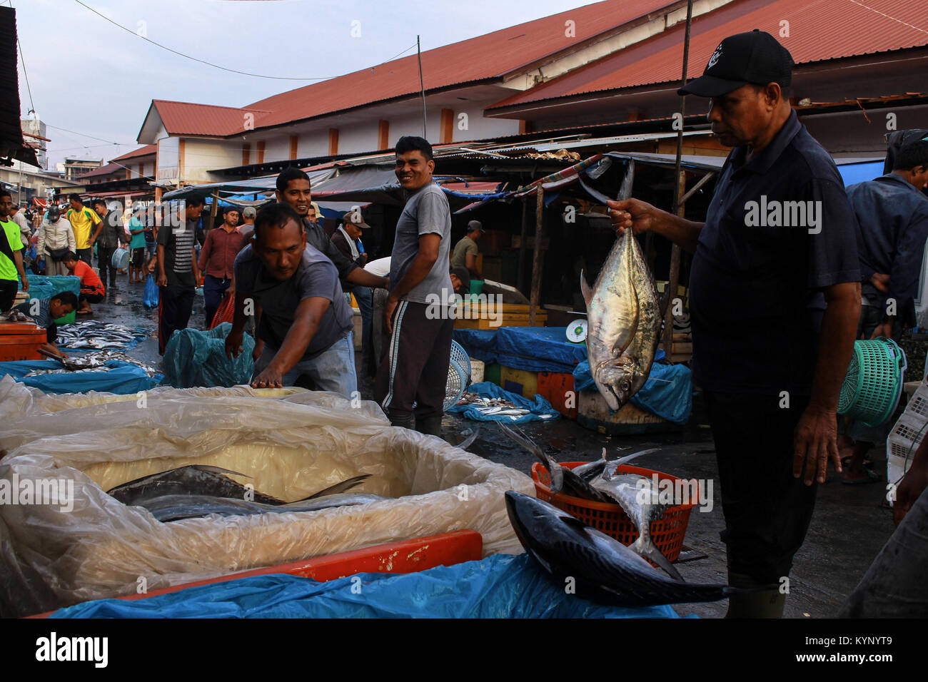 Lhokseumawe, Aceh, Indonesia. 15 gennaio, 2018. Vari tipi di pesce si vede  la visualizzazione sui mercati tradizionali della città Lhokseumawe. Il  governo indonesiano ha sollevato il suo target di pesca nel 2018