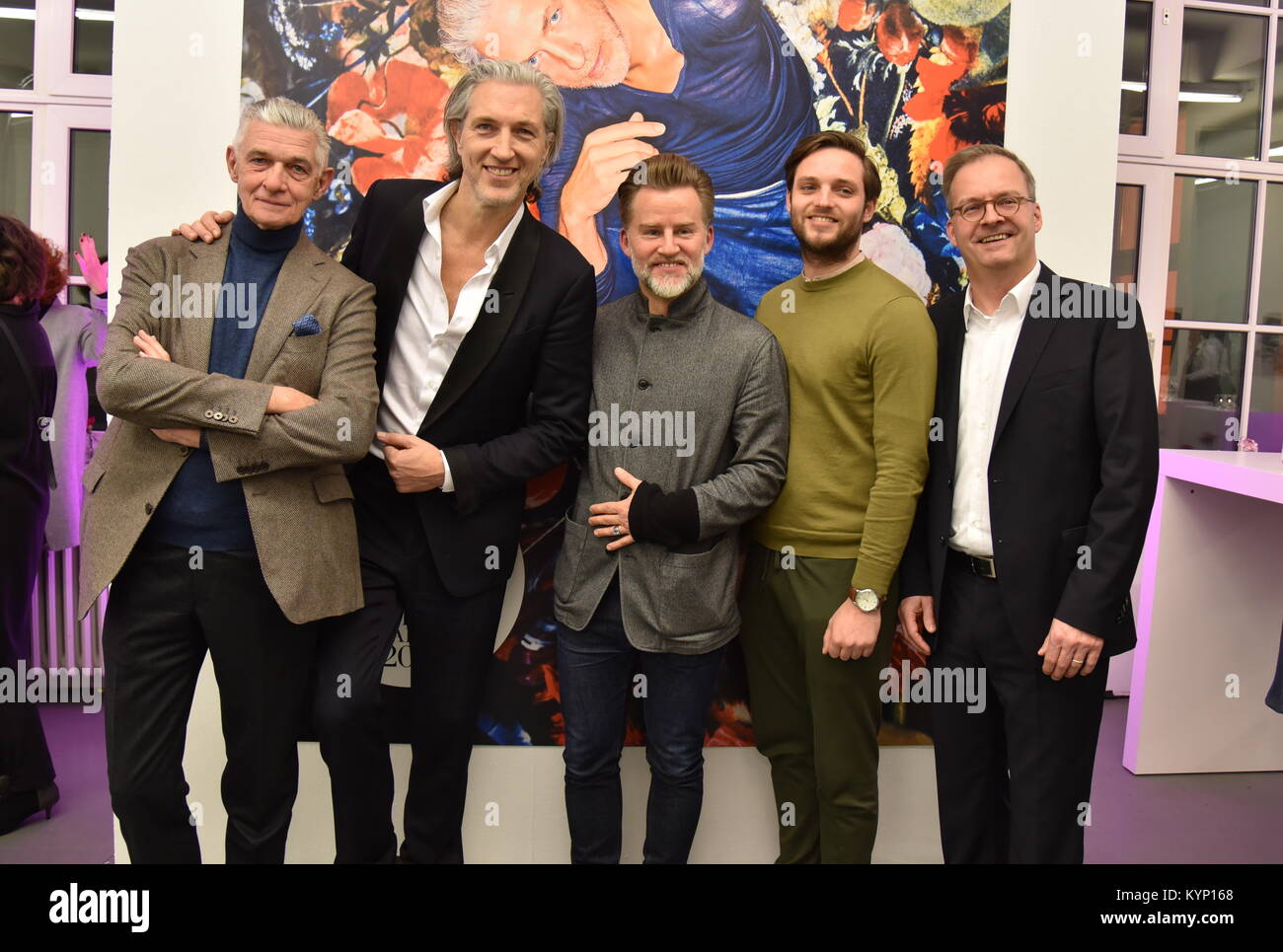 Colonia, Germania. Xiv gen, 2018. L'arte italiana Direttore Giulio  Cappellini (L-R), il designer olandese Marcel Wanders, designer dell'anno  2018, Joern Kengelbach, capo redattore della rivista tedesca "Architektur  und Wohnen' (W) (lit. Architettura