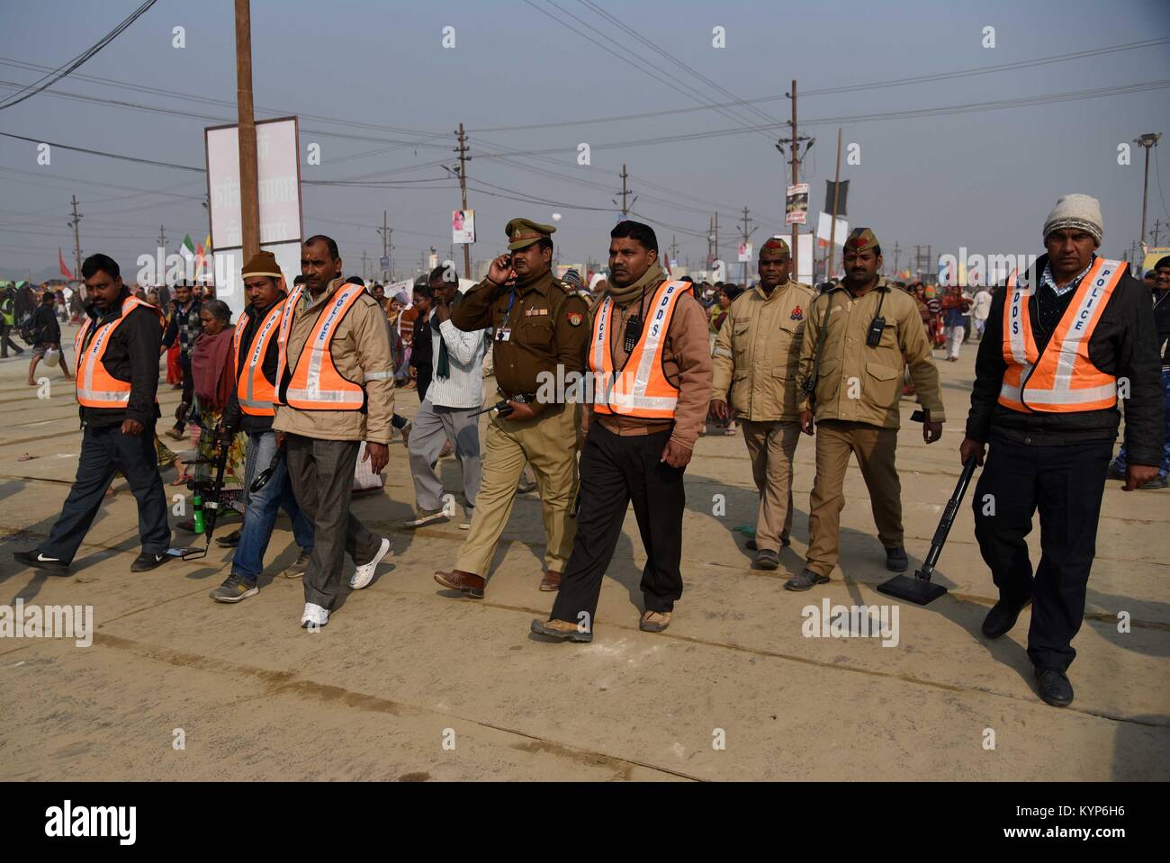 Di Allahabad, Uttar Pradesh, India. 16 gennaio, 2018. Di Allahabad: l'eliminazione della bomba squad(BDS) patrol come devoto indù tenendo holydip in Sangam, alla confluenza del fiume Ganga, Yamuna e Saraswati mitologica in occasione del Mauni Amavasya(la balneazione principale giorno) durante Magh mela festival di Allahabad su il 16-01-2018. Credito: Prabhat Kumar Verma/ZUMA filo/Alamy Live News Foto Stock