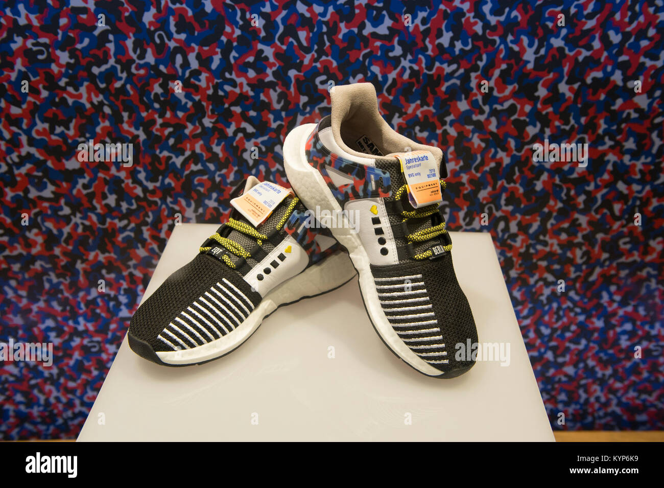 Una coppia di l'ambita Adidas sneakers con un built-in LPP (Berlino  Trasporti Corporation) biglietto annuale può essere visto in un negozio di  Kreuzberg di Berlino, Germania, 16 gennaio 2018. La limited edition