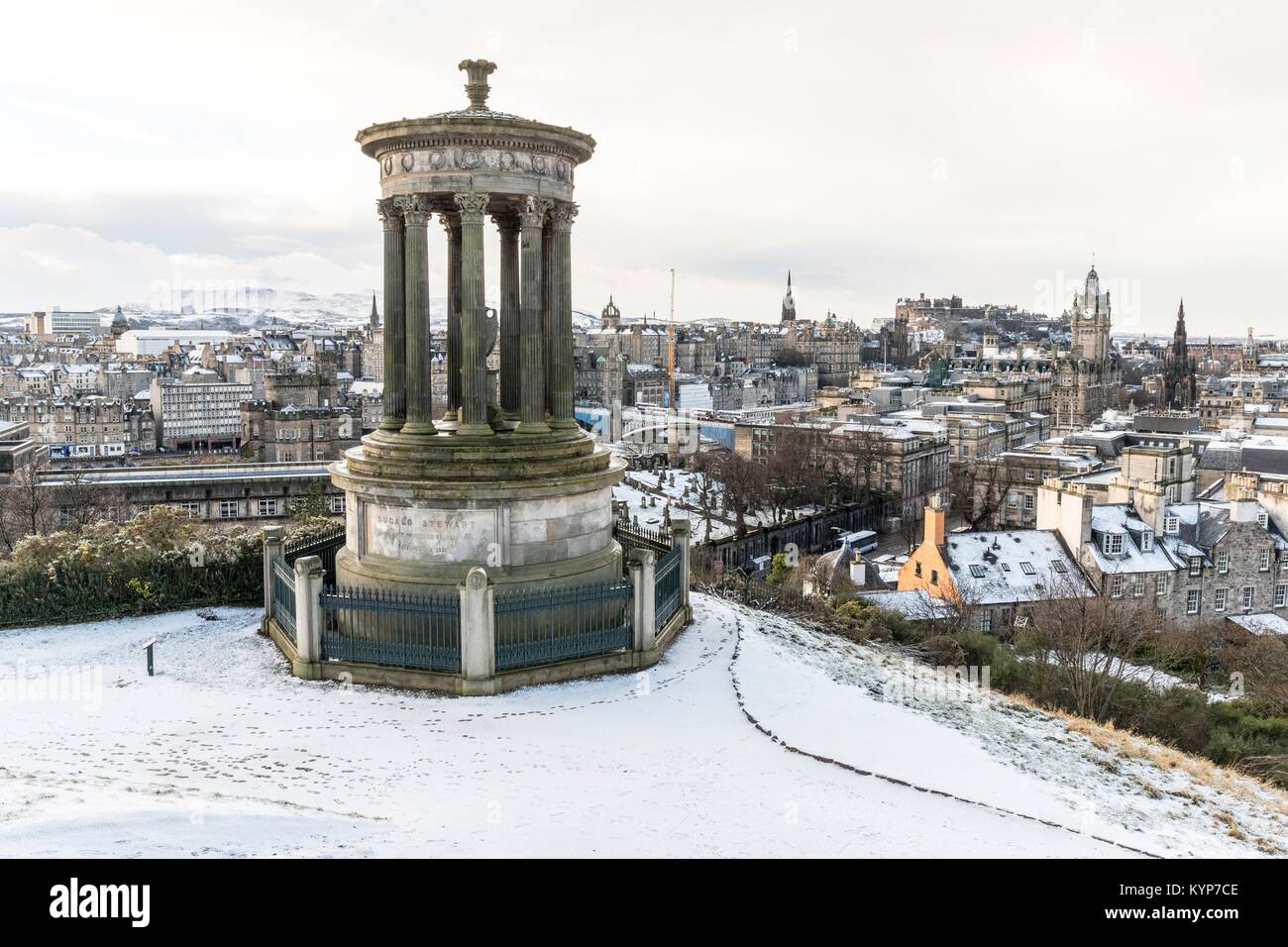 Edinburgh, Regno Unito. 16 gennaio, 2018. Regno Unito Meteo. La spia gialla di neve e ghiaccio ha lasciato Edimburgo con una spolverata di neve sulla terra alta. Credito: ricca di Dyson/Alamy Live News Foto Stock