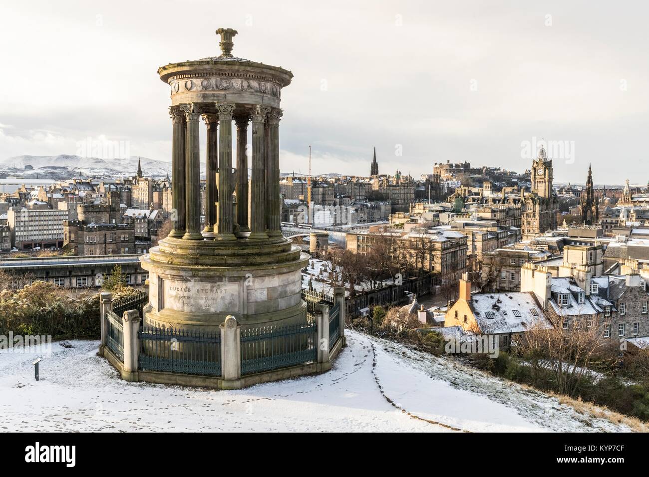 Edinburgh, Regno Unito. 16 gennaio, 2018. Regno Unito Meteo. La spia gialla di neve e ghiaccio ha lasciato Edimburgo con una spolverata di neve sulla terra alta. Credito: ricca di Dyson/Alamy Live News Foto Stock