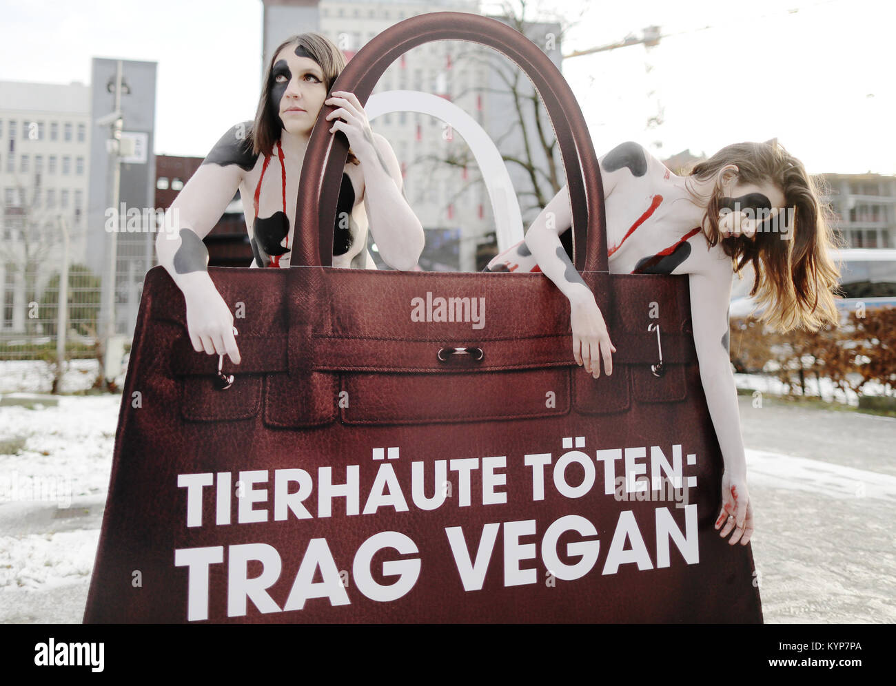 Berlino, Germania. Xvi gen, 2018. due attivisti della organizzazione ambientale " Peta' dimostrare con una grande borsa a mano la lettura di "pelli di animali uccidere: usura vegano' durante la settimana della moda a Berlino, Germania, 16 gennaio 2018. Credito: Jörg Carstensen/dpa/Alamy Live News Foto Stock