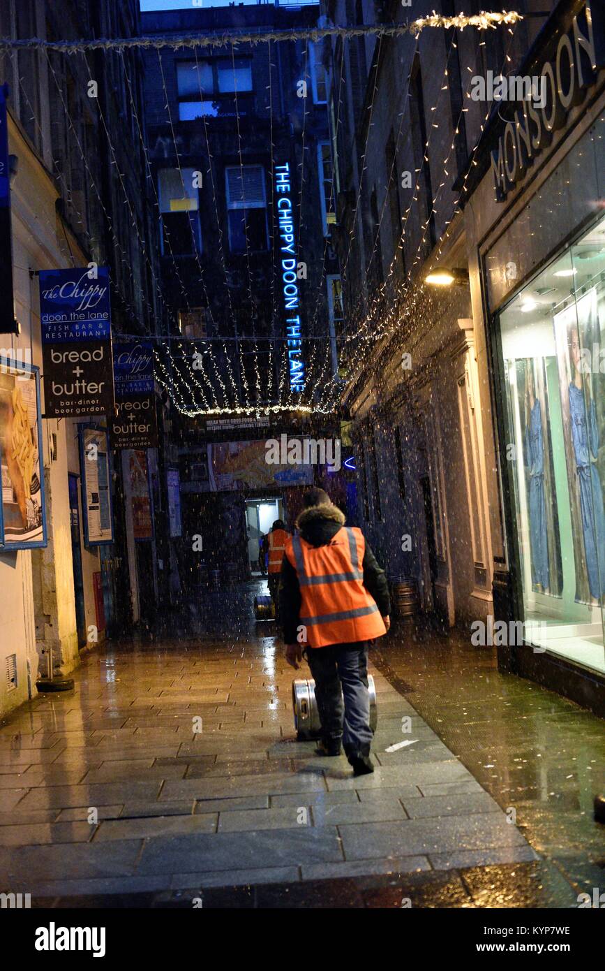 Glasgow, Regno Unito. 16 gennaio, 2018. Regno Unito Meteo. Lavoratori stock fino i bar e i ristoranti del gelo. Credito: Tony Clerkson/Alamy Live News Foto Stock