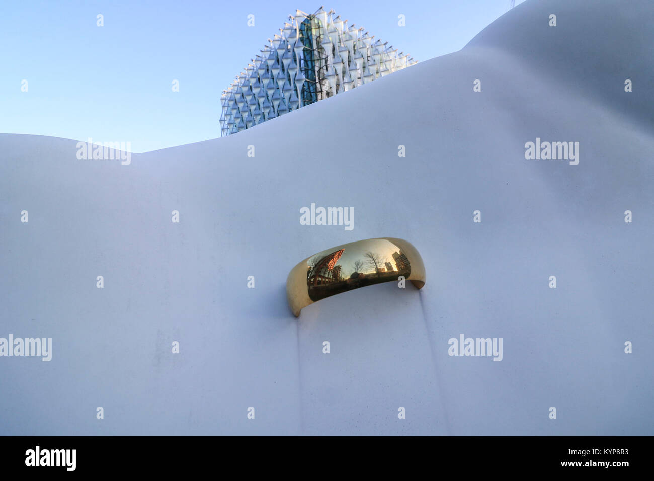 Londra REGNO UNITO. 16 gennaio 2018. Scultura intitolata "Moderno matrimonio da Simon Fujiwara al di fuori della nuova ambasciata degli Stati Uniti missione diplomatica che apre ufficialmente dopo il trasferimento dal vecchio sito nella zona di Mayfair a Nine Elms a Londra. Il nuovo edificio è stato progettato da Kieran Timberlake al costo di £ 750 milioni di euro.La nuova ambasciata a causa di essere ufficialmente inaugurato dal presidente Donald Trump che da allora ha annullato la sua visita di Stato nel Regno Unito Foto Stock