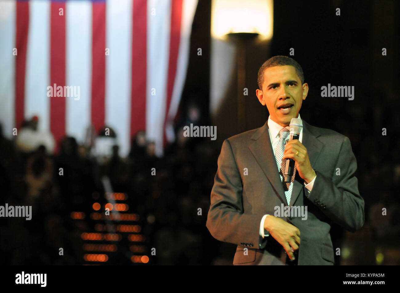 Il Sen. Barack Obama parla ai tifosi nel corso di un municipio incontro presso il complesso del Campidoglio Marzo 30, 2008 in Harrisburg, Pa. Foto Stock