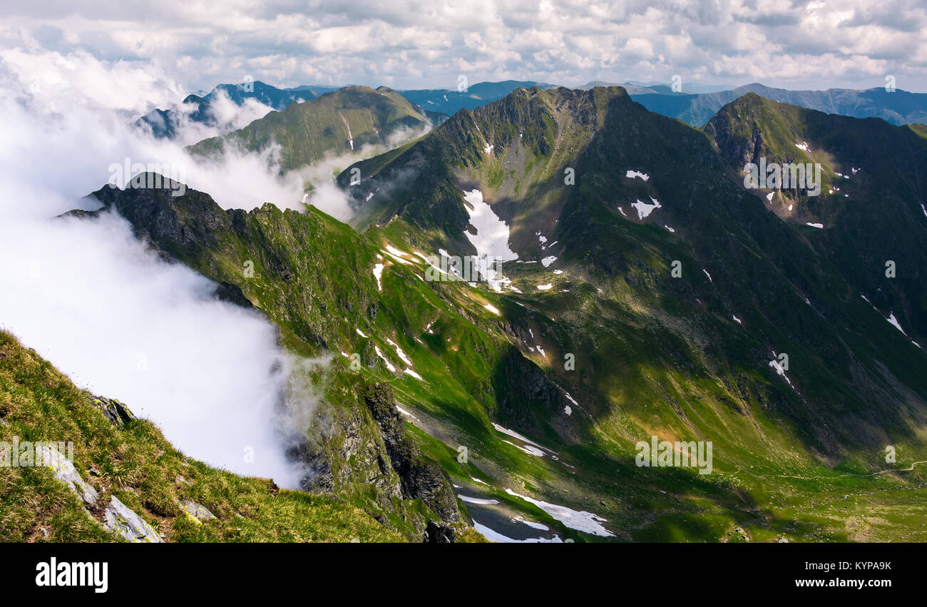 Aumento nubi su Monti Fagaras della Romania. stupendo paesaggio naturale sulla latitudine elevata in estate Foto Stock