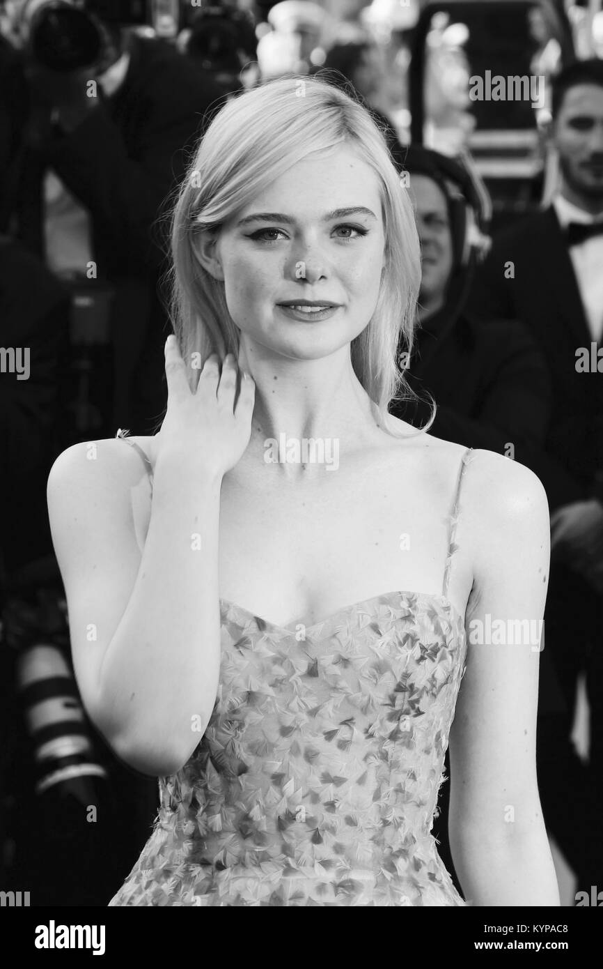 ( Immagine Altered digitalmente a monocromatica ) Elle Fanning assiste il settantesimo anniversario durante il settantesimo annuale di Cannes Film Festival presso il Palais des Festivals il 23 maggio 2017 a Cannes, Francia. Foto Stock