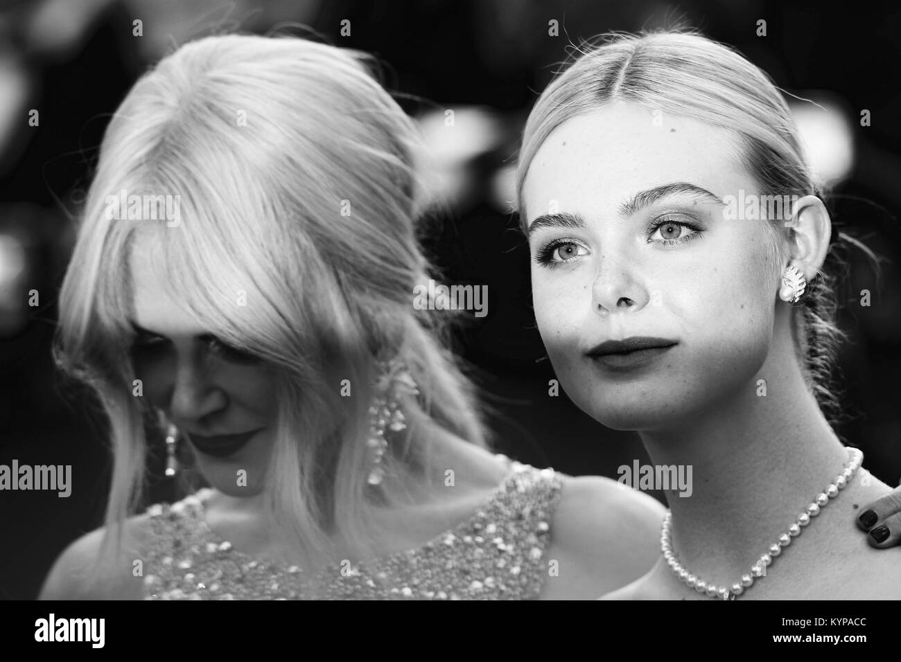 ( Immagine Altered digitalmente a monocromatica ) Nicole Kidman (L) Elle Fanning frequentare i screening ingannata durante il settantesimo annuale di Cannes Film Festival presso il Palais des Festivals il 24 maggio 2017 a Cannes, Francia. Foto Stock