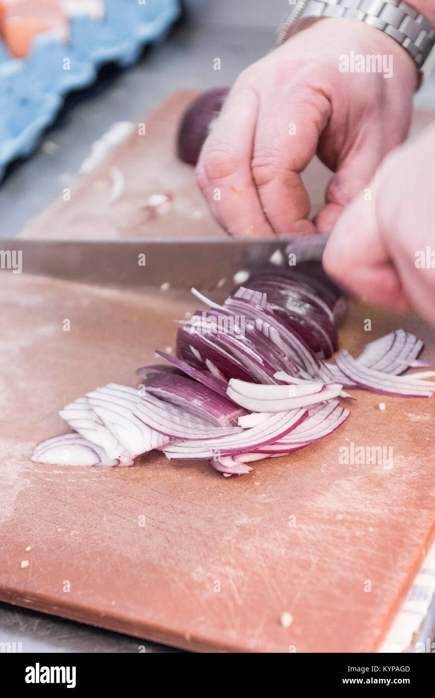 La preparazione del cibo - uno chef che prepara il cibo in un ristorante di cucina. Foto Stock