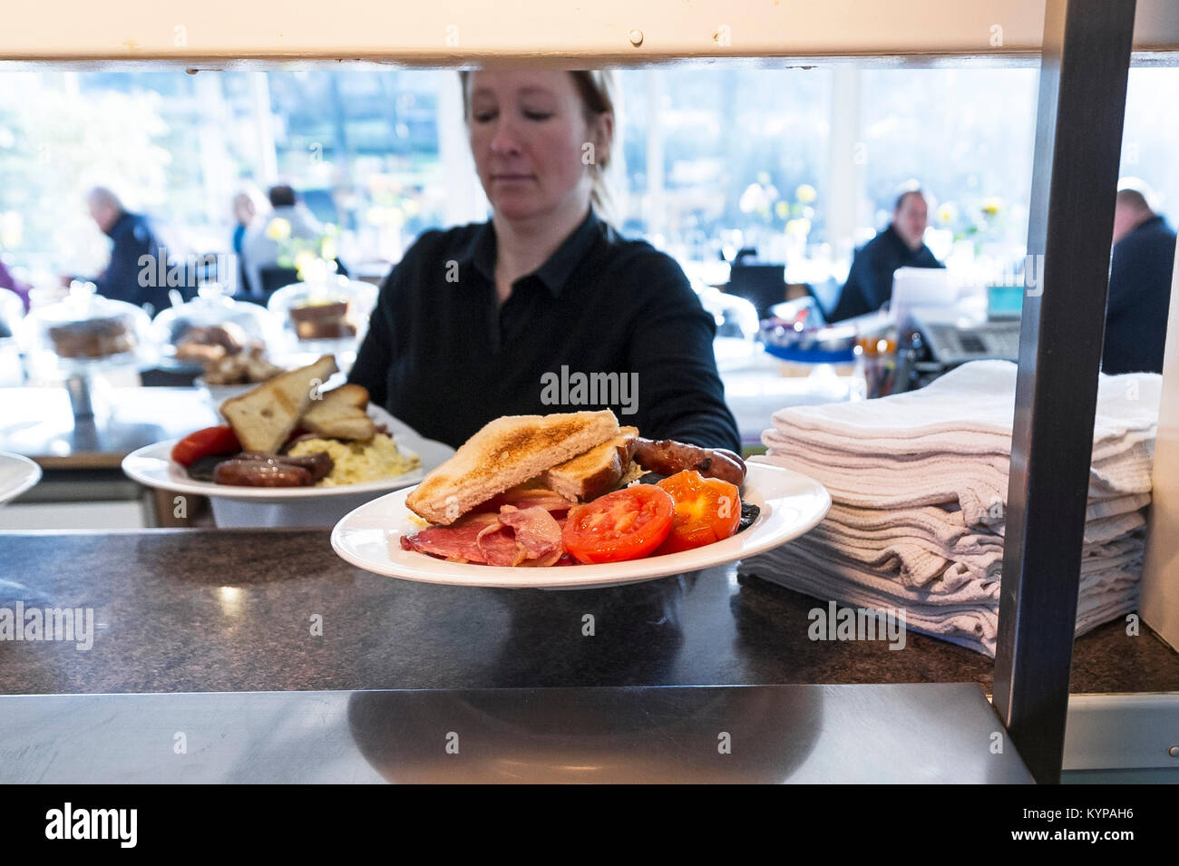 La preparazione del cibo - due colazione completa all'inglese raccolti a passare in un ristorante Foto Stock