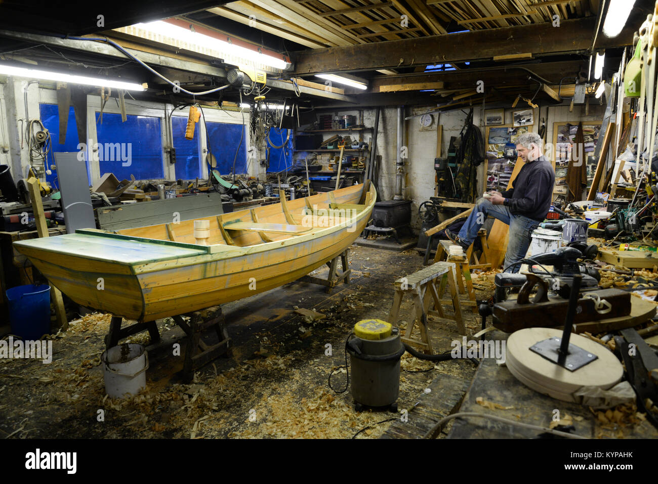 Ian Simpson ultimi boatbuilder sul fiume Tweed Foto Stock