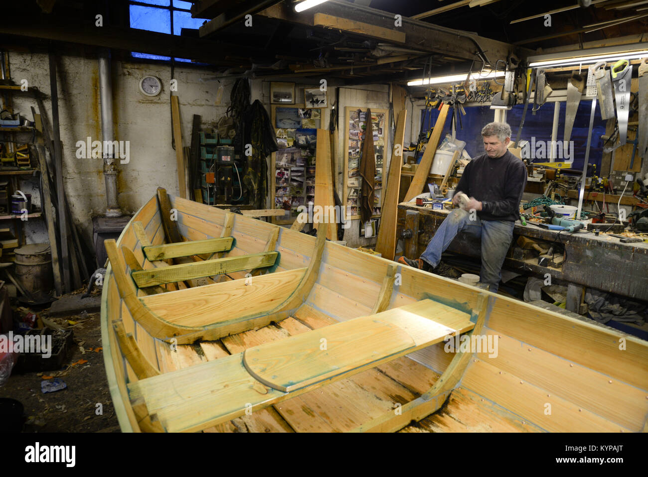 Ian Simpson ultimi boatbuilder sul fiume Tweed Foto Stock
