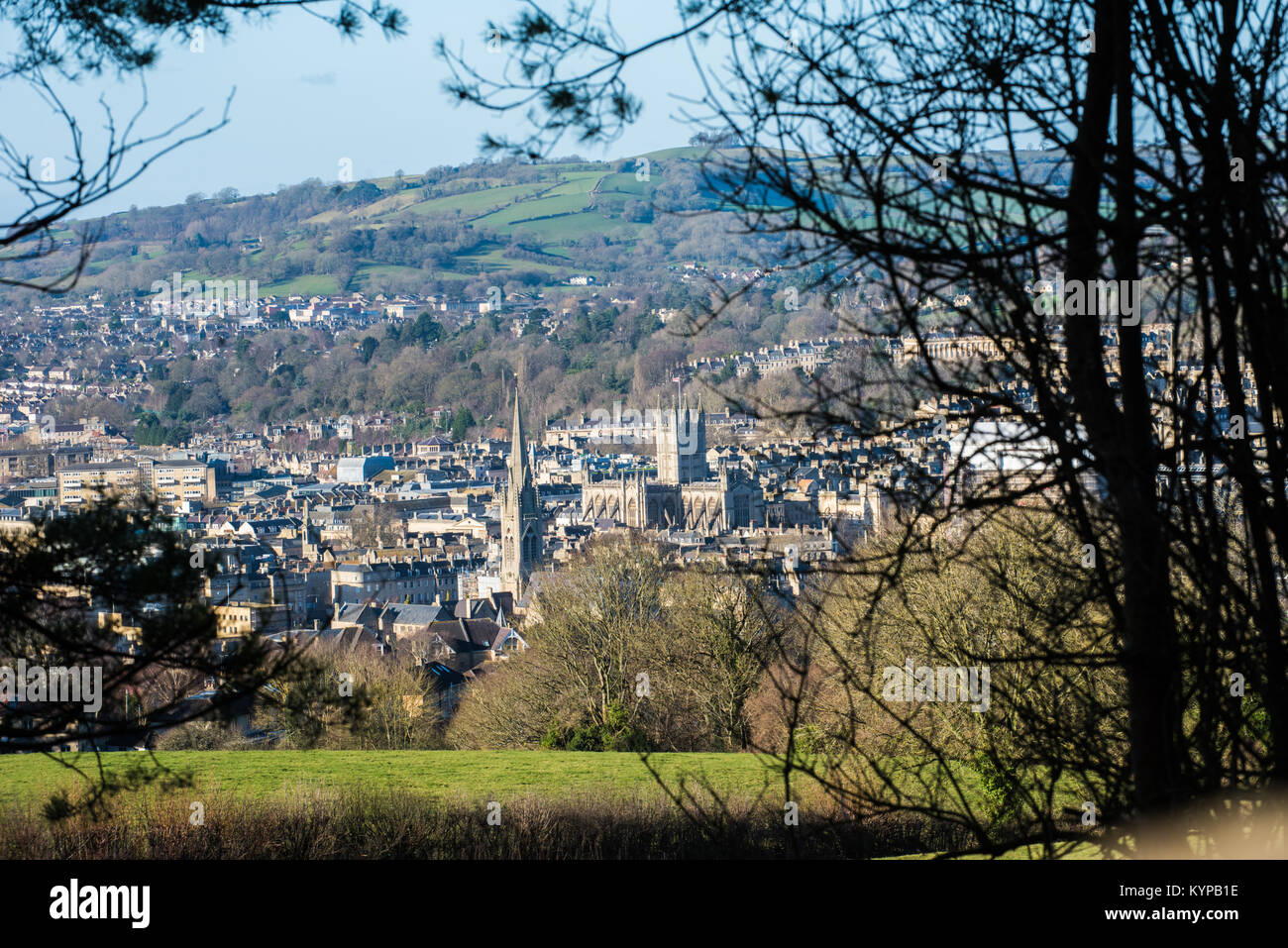 Vista della bella e storica città di bagno da Deluxe Doubles Hill, con l'Abbazia e gli edifici in stile georgiano a distanza attraverso i campi in inverno Foto Stock