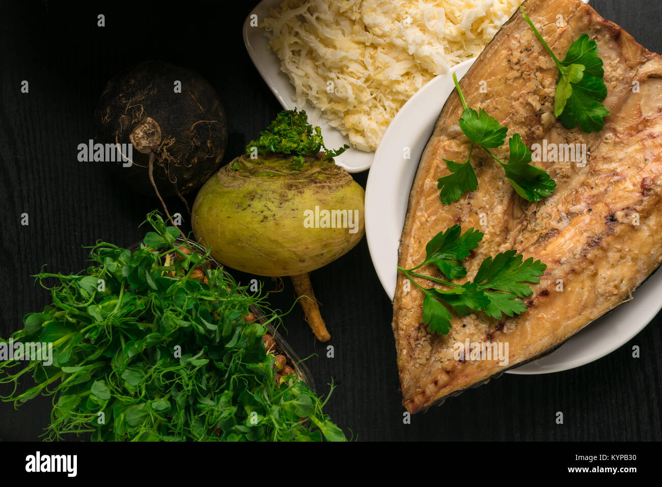 Sgombro con cime di rapa, pisello dei sarmenti di prezzemolo Foto Stock