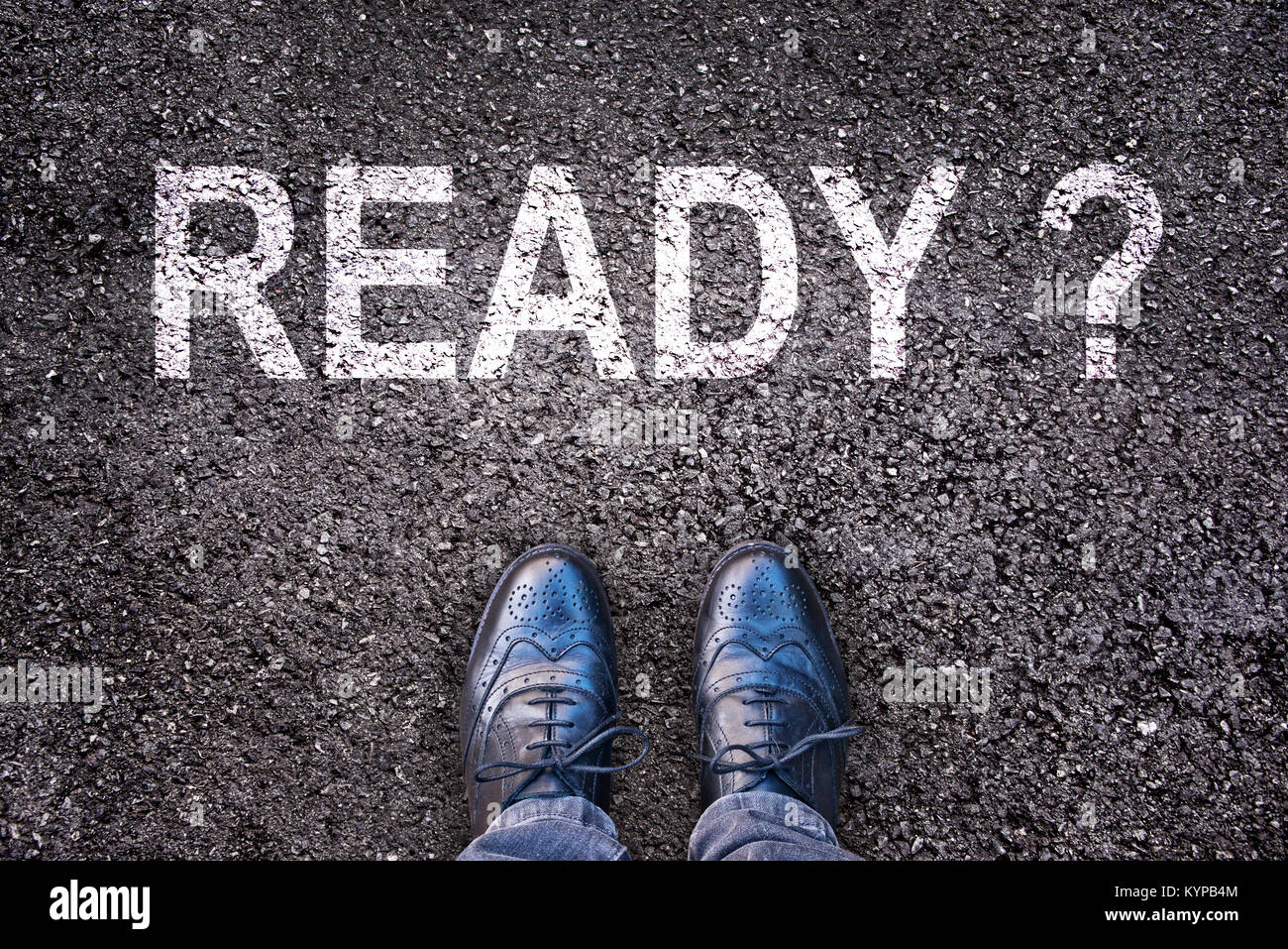 Domanda pronto ? Scritto su una strada asfaltata con le gambe e le scarpe Foto Stock