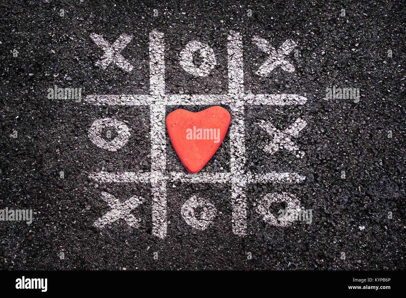 Happy Valentines Day card, Tic Tac Toe gioco sul terreno, xoxo e pietra a forma di cuore Foto Stock
