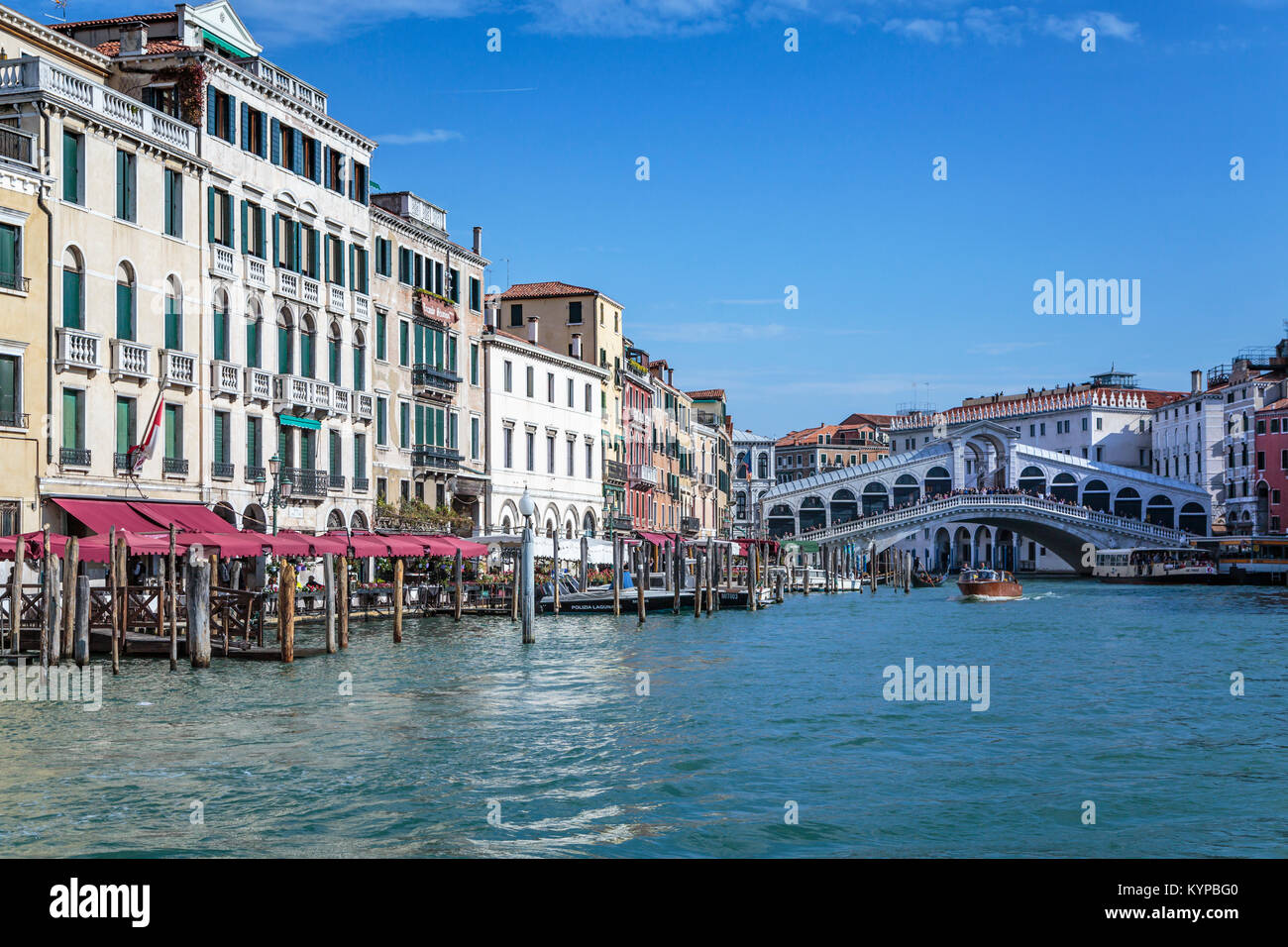 Il Ponte di Rialto e il Canal Grande in Veneto, Venezia, Italia, Europa Foto Stock