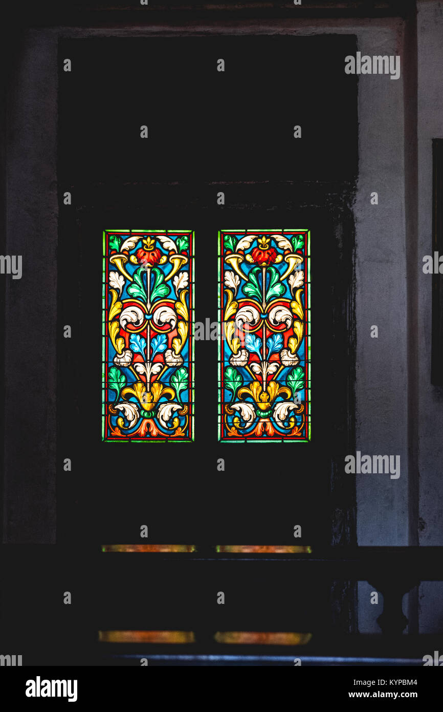 Chiesa colorate vetro macchiato nel buio Foto Stock