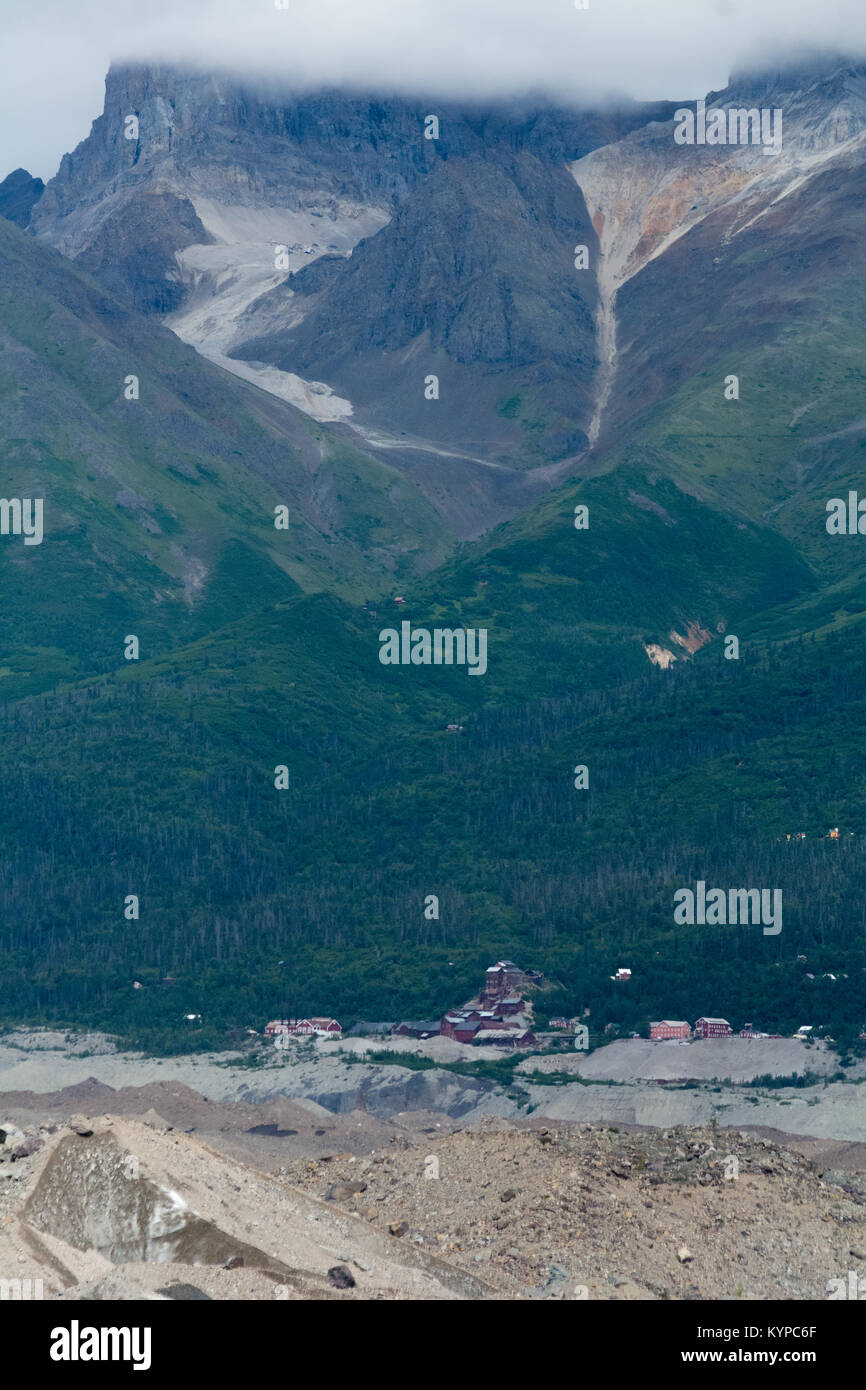La Kennecott abbandonata miniera di rame si siede tra il ghiacciaio Kennecott e un ripido versante boscoso. Foto Stock