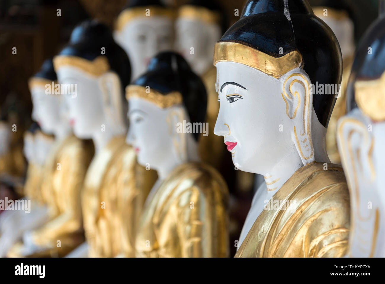 Statue di Buddha a Koo Chein Kan e Ma Kyee Kyee Hall, Shwedagon pagoda Yangon (Rangoon), Myanmar (Birmania) Foto Stock