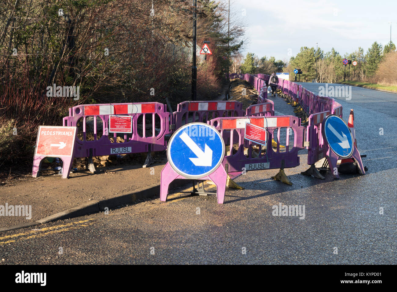 Un sentiero temporaneamente deviato su una strada con barriere protettive, England, Regno Unito Foto Stock