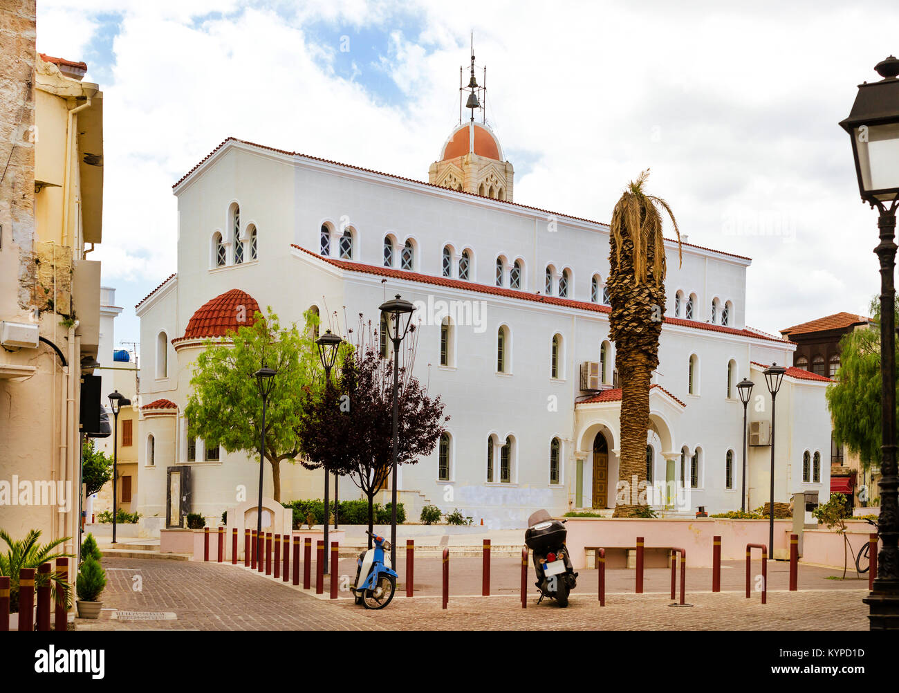 Attrazione turistica Chiesa metropolitana. Punto di riferimento religioso nella località di villeggiatura. Cammina per le strade della città vecchia. Architettura mediterranea a Creta, Re Foto Stock