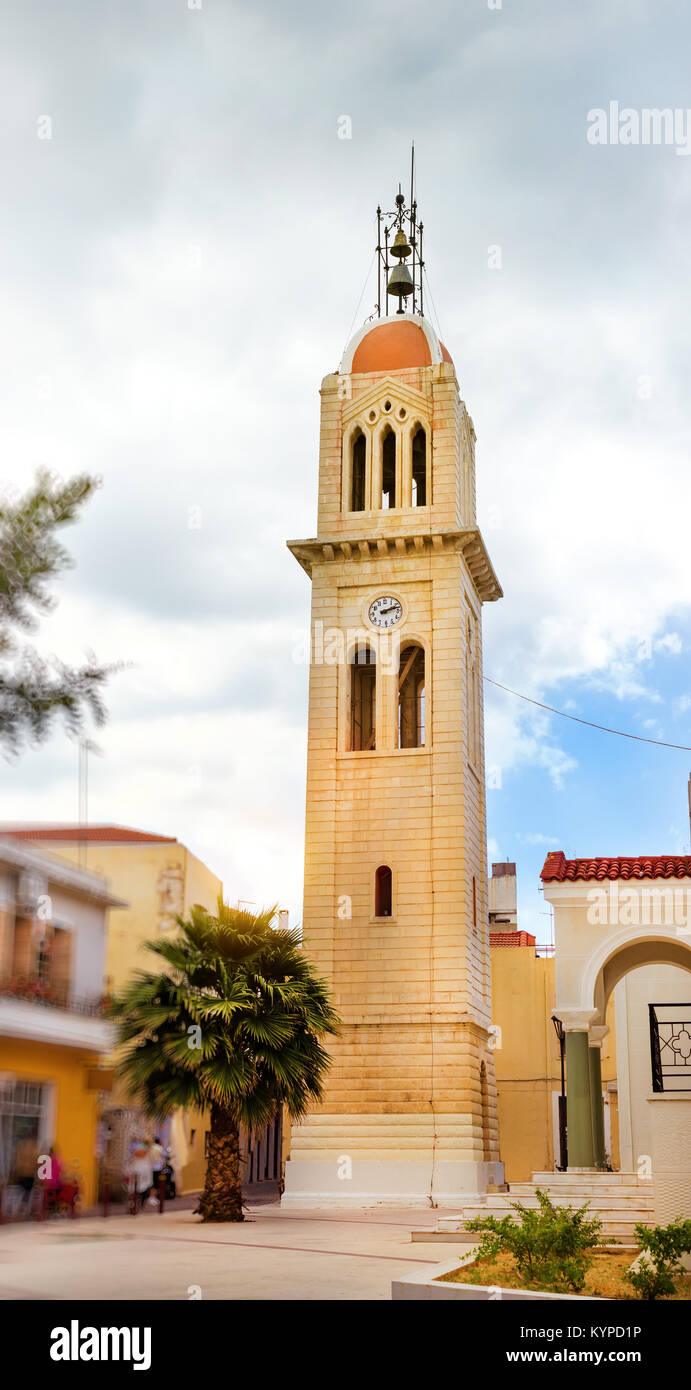 Attrazione turistica Chiesa metropolitana. Punto di riferimento religioso nella località di villeggiatura. Cammina per le strade della città vecchia. Architettura mediterranea a Creta, Re Foto Stock