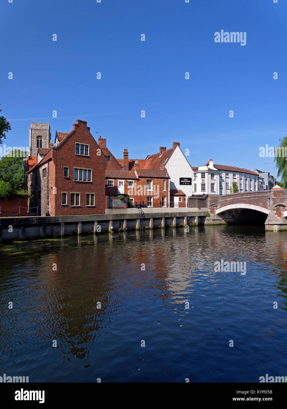 Il fiume Wensum, al Ponte di Fye nel centro storico della città di Norwich, Norfolk, Inghilterra, Regno Unito Foto Stock