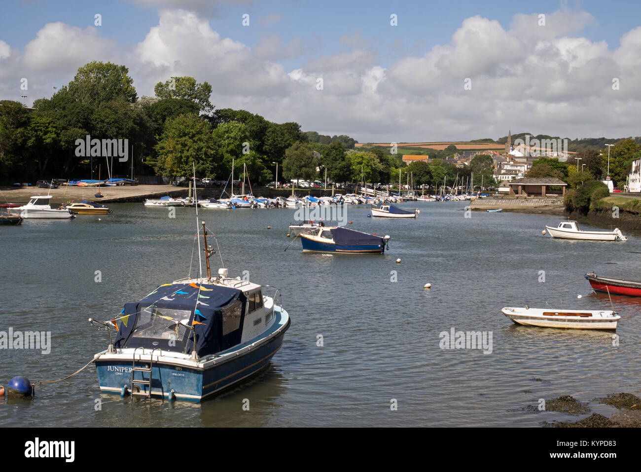 Il pittoresco estuario a Kingsbridge, con le sue barche ormeggiate, Kingsbridge, Devon, Inghilterra, Regno Unito Foto Stock