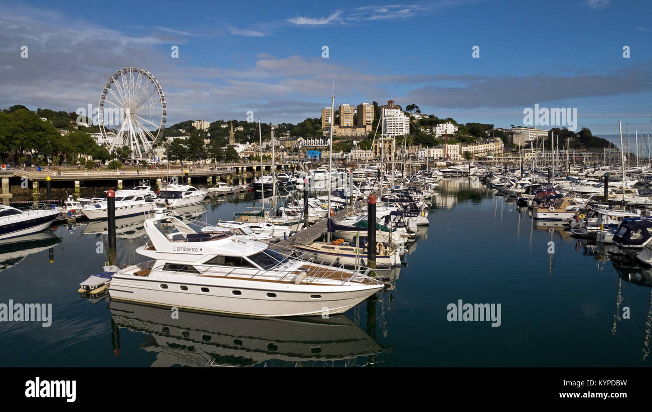 La Riviera Inglese Holiday Resort di Torquay con il suo porto e marina piena di barche e yacht,Torquay, Torbay, Devon, Inghilterra, Regno Unito Foto Stock