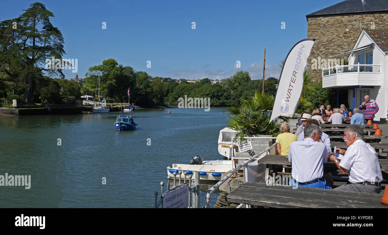 La splendida Kingsbridge estuario visto da the Waterside Inn Crabshell, occupato con i clienti, Kingsbridge, Devon, Inghilterra, Regno Unito Foto Stock