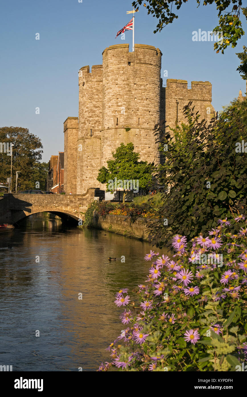 Westgate Towers, situato lungo il fiume Stour, e Westgate Giardini in Canterbury Kent England, Regno Unito Foto Stock
