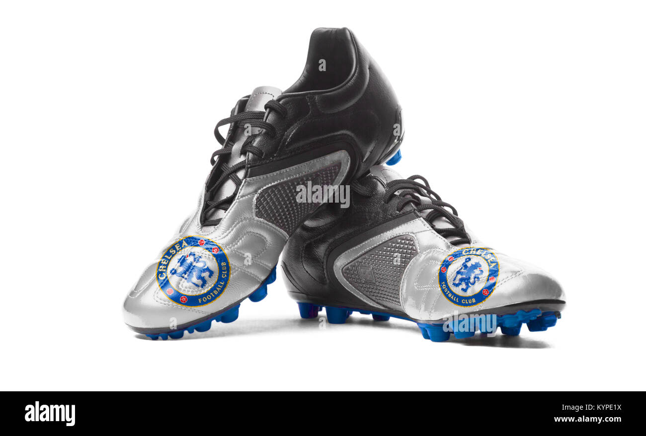 FC Chelsea - scarpe da calcio. Isolato su bianco. Foto Stock
