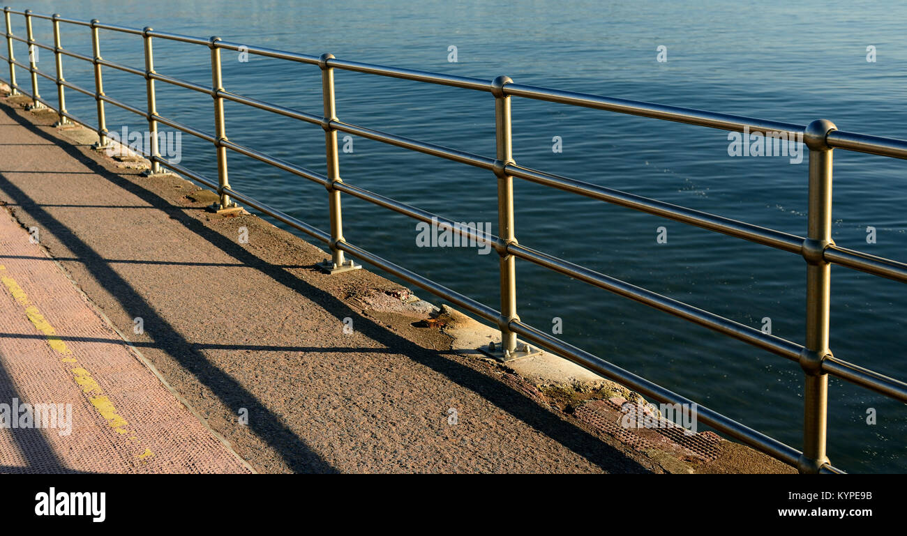 Ringhiere di sicurezza lungo il bordo della parete del mare a Paignton. Foto Stock