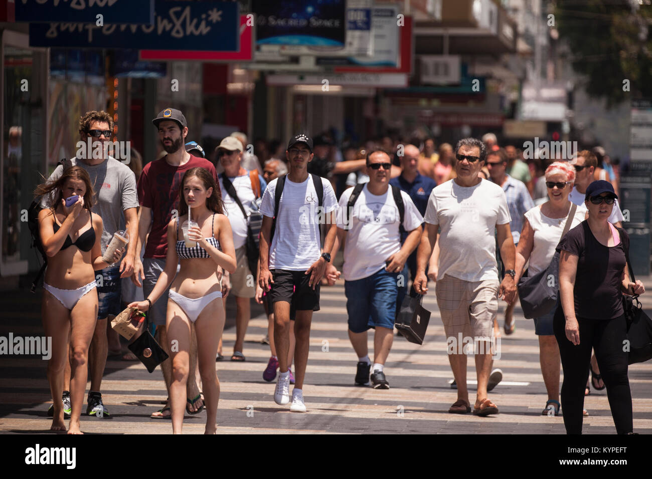 Una folla di gente che acquisti su molti beach Australia Foto Stock