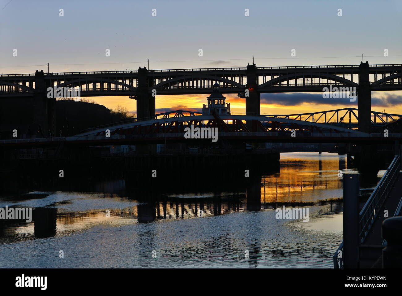 Una fotografia del Fiume Tyne in Newcastle e i suoi ponti al tramonto. La ripresa è stata presa nel dicembre 2017 Foto Stock