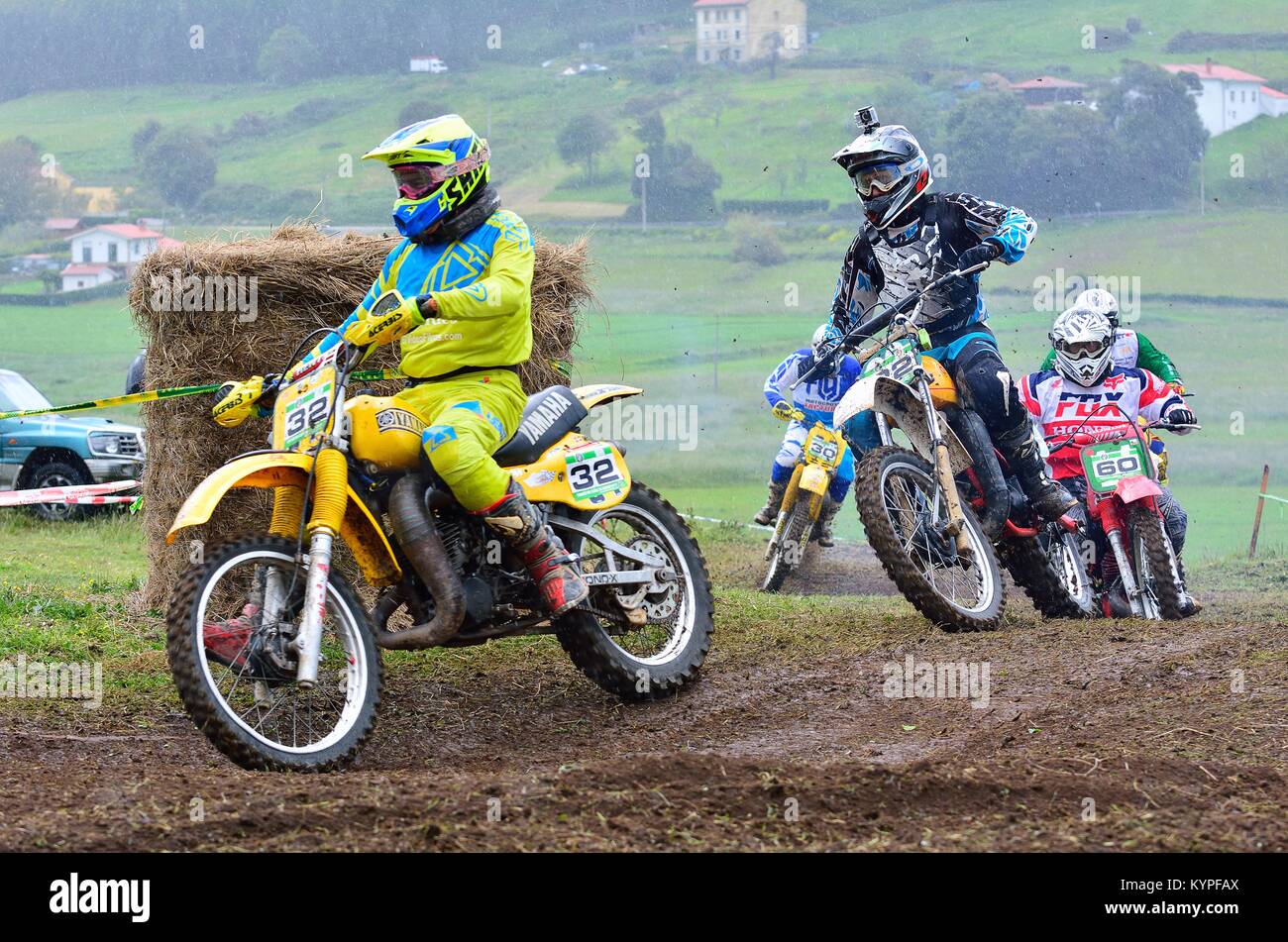 GOZON, Spagna - 13 Maggio: Unidentified racers corse un classico moto nel 'classica del Trofeo Mx Astur" il 13 maggio 2017 in Gozon, Spagna. Foto Stock