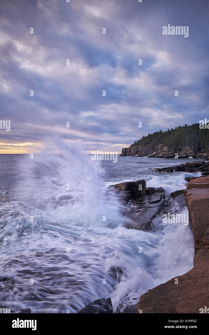 Onde che si infrangono a Otter Cliffs nel Parco Nazionale di Acadia nel Maine Foto Stock