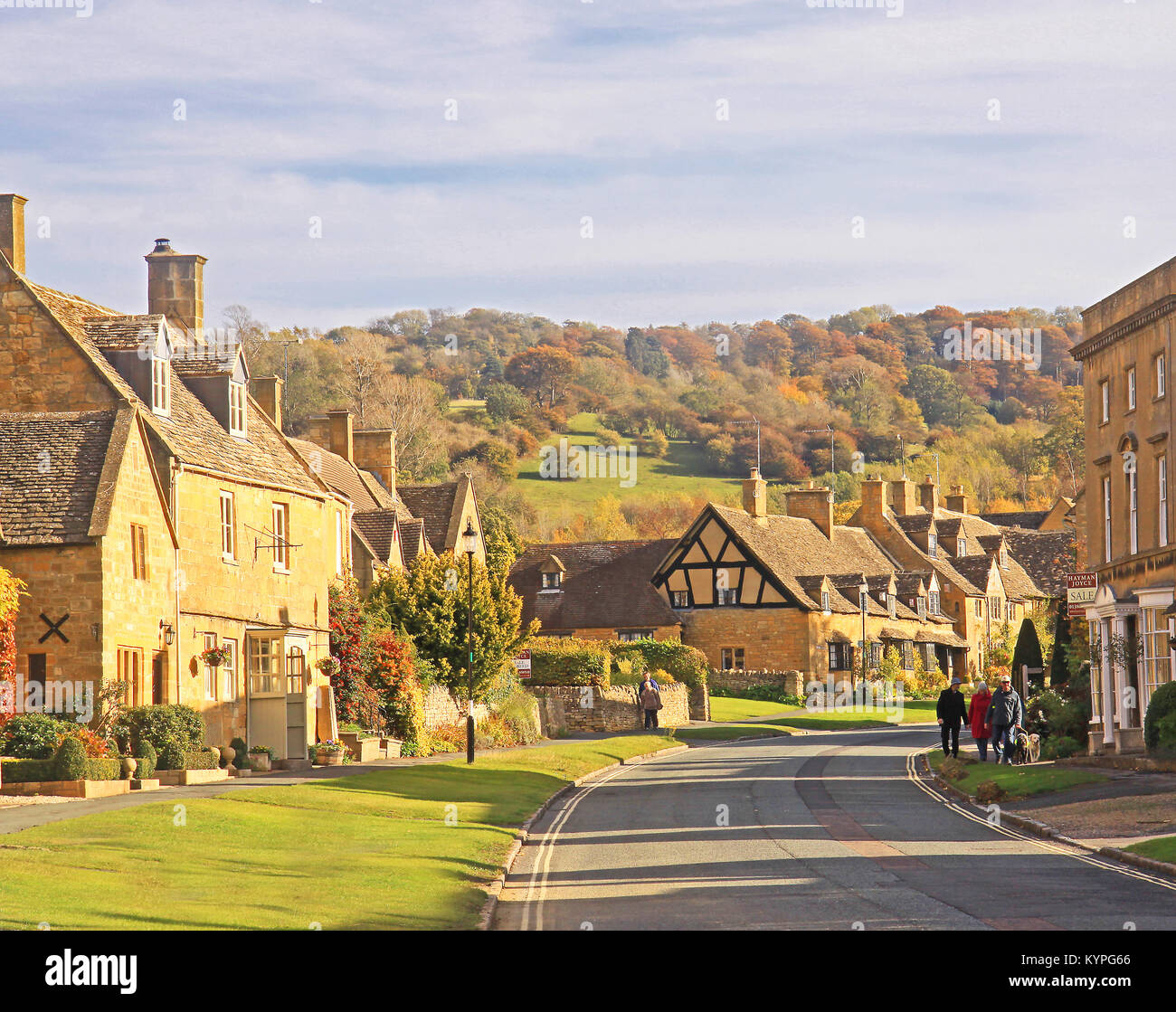 Vista la quintessenza Inglese Cotswold village di Broadway nella campagna del Gloucestershire England Regno Unito durante il periodo autunnale Foto Stock