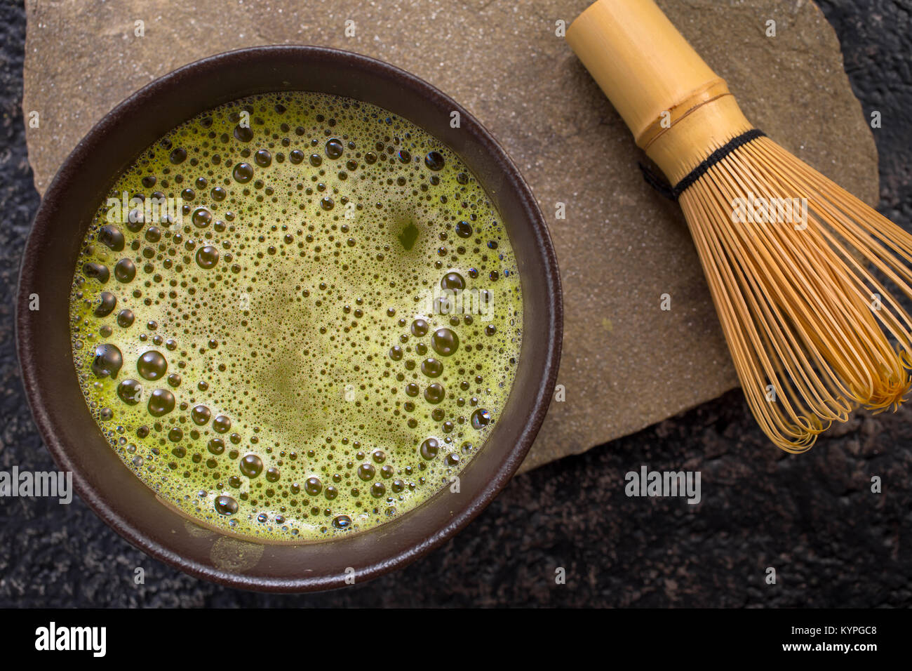 Matcha tea e frusta top Foto Stock